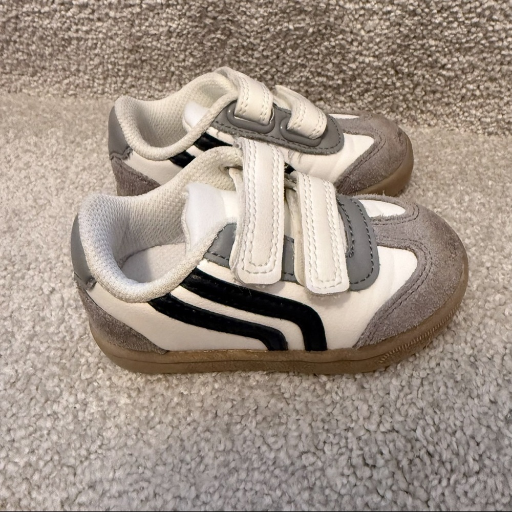 Cat and Jack size 5 leather sneakers - Picture 3 of 5